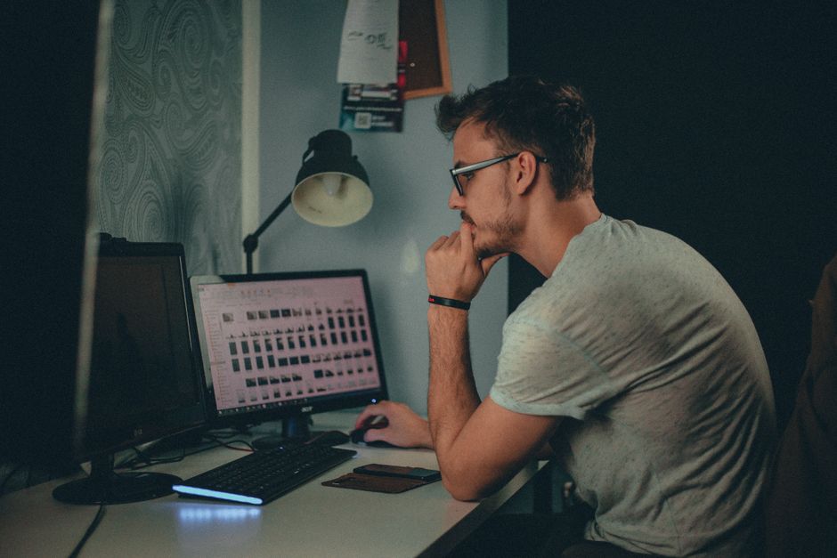 Teilnehmende bei der Arbeit an einem UX/UI-Design-Projekt in einer Lern-Community
